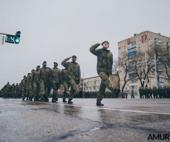 В Благовещенске под дождем прорепетировали парад Победы