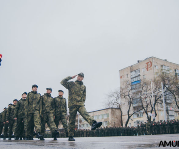 В Благовещенске под дождем прорепетировали парад Победы