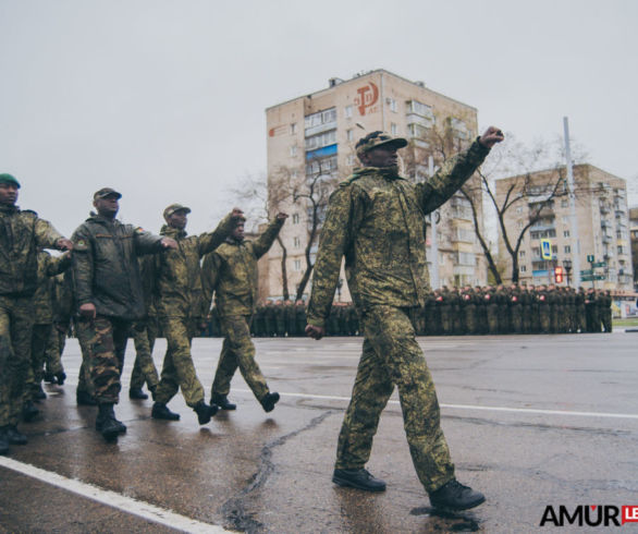 В Благовещенске под дождем прорепетировали парад Победы