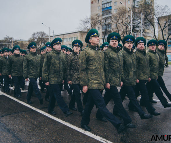 В Благовещенске под дождем прорепетировали парад Победы