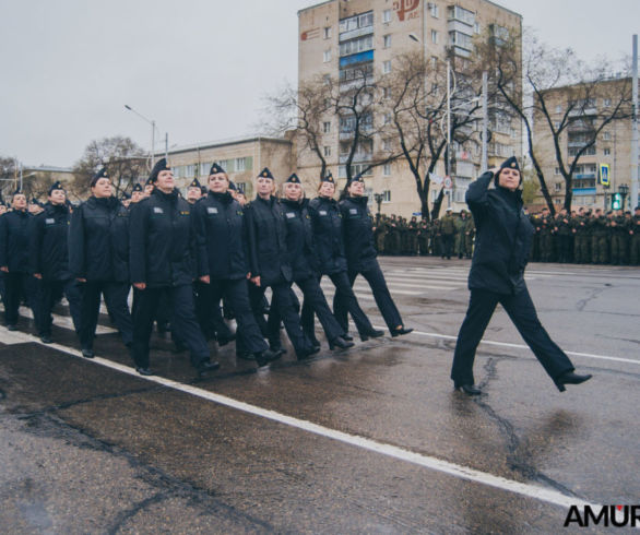 В Благовещенске под дождем прорепетировали парад Победы