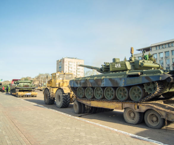 Танки в городе. В центре Благовещенска выставили военную технику