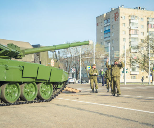 Танки в городе. В центре Благовещенска выставили военную технику