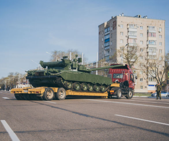 Танки в городе. В центре Благовещенска выставили военную технику