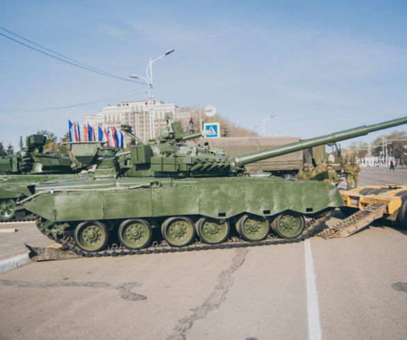 Танки в городе. В центре Благовещенска выставили военную технику