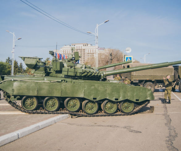 Танки в городе. В центре Благовещенска выставили военную технику