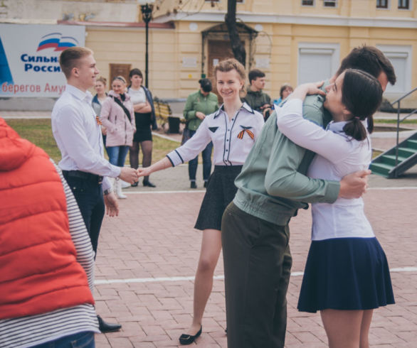 «Вальс Победы» в Благовещенске станцевали 400 человек