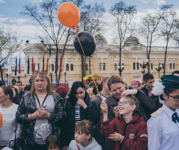 «Вальс Победы» в Благовещенске станцевали 400 человек