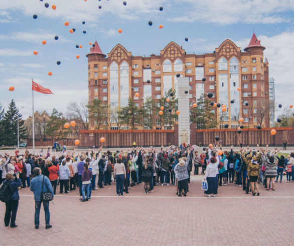 «Вальс Победы» в Благовещенске станцевали 400 человек