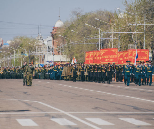 Две тысячи человек прошли торжественным маршем в Благовещенске