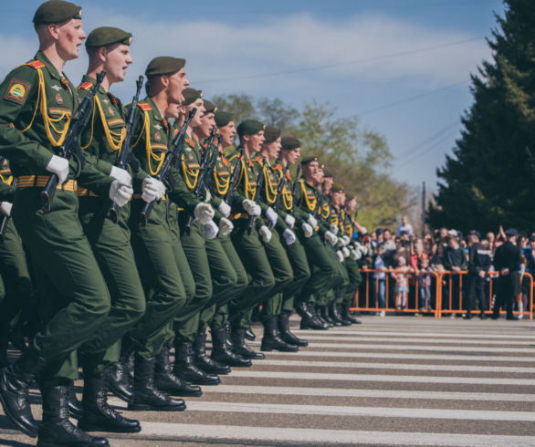 Две тысячи человек прошли торжественным маршем в Благовещенске