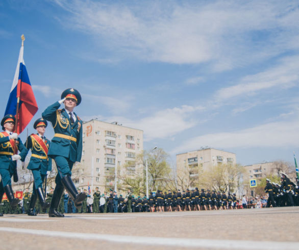 Две тысячи человек прошли торжественным маршем в Благовещенске