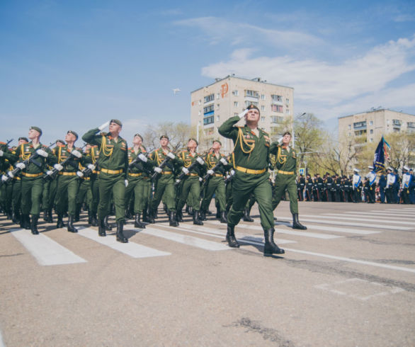 Две тысячи человек прошли торжественным маршем в Благовещенске