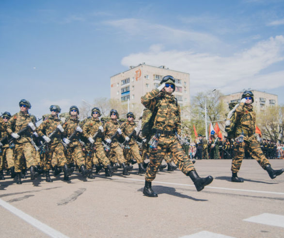 Две тысячи человек прошли торжественным маршем в Благовещенске