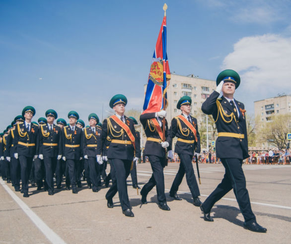 Две тысячи человек прошли торжественным маршем в Благовещенске