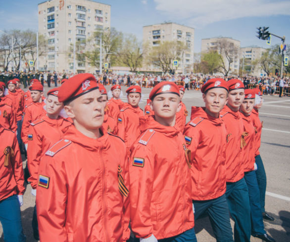 Две тысячи человек прошли торжественным маршем в Благовещенске