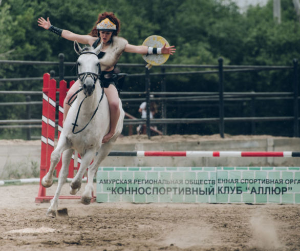 Амазонки и железные кони: на «Аллюре» состоялось зрелищное шоу