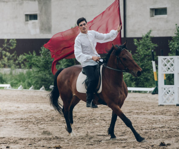 Амазонки и железные кони: на «Аллюре» состоялось зрелищное шоу