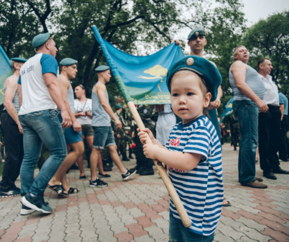 В Благовещенске празднуют День ВДВ