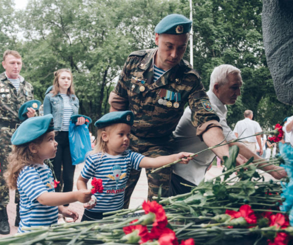 В Благовещенске празднуют День ВДВ