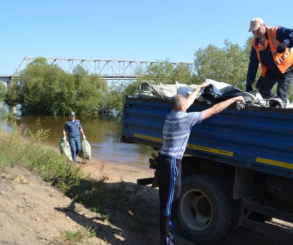 Амурские спасатели убрали берег Зеи в черте Благовещенска