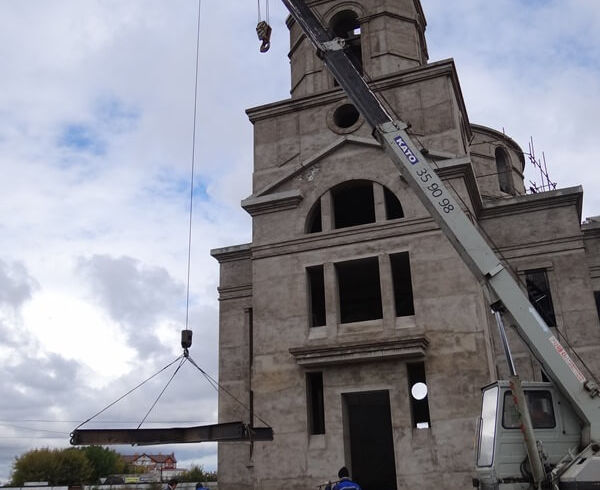 В храме в микрорайоне Благовещенска начали монтаж куполов