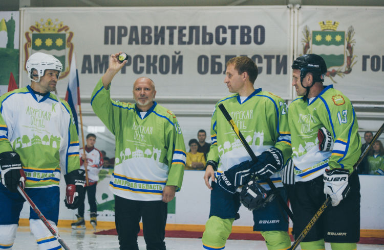 Звезды «Легенды № 17» и «Молодежки» сыграли с амурчанами в хоккей на «Амурской осени»