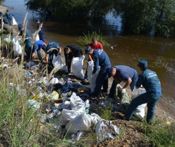 Амурские спасатели убрали берег Зеи в черте Благовещенска