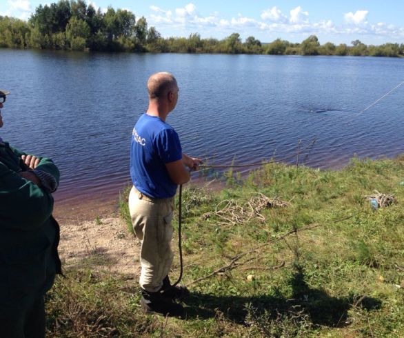 Микроавтобус с мужчиной внутри ушел по воду на реке в Свободном