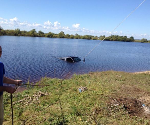 Микроавтобус с мужчиной внутри ушел по воду на реке в Свободном