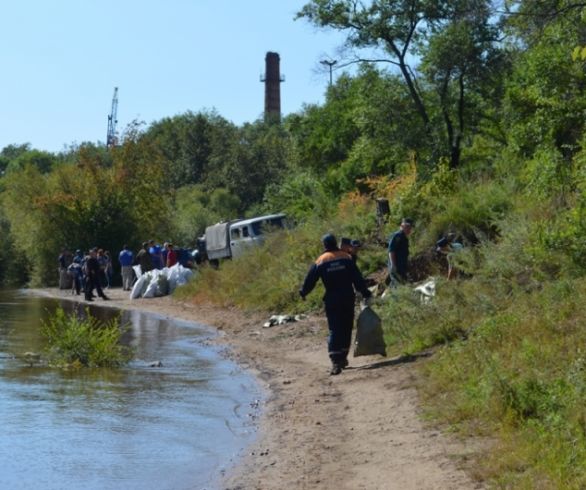 Амурские спасатели убрали берег Зеи в черте Благовещенска