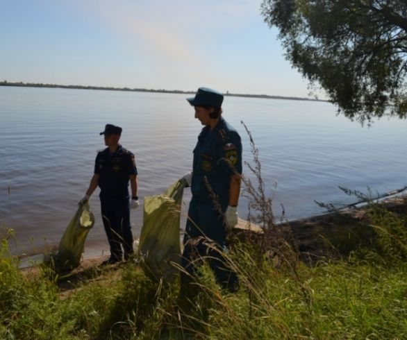 Амурские спасатели убрали берег Зеи в черте Благовещенска