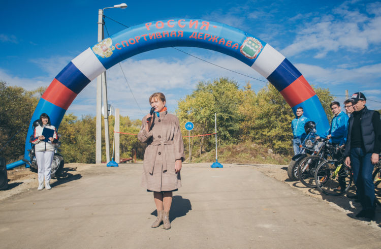 Губернатор Александр Козлов лично протестировал велодорожку на Новотроицком шоссе