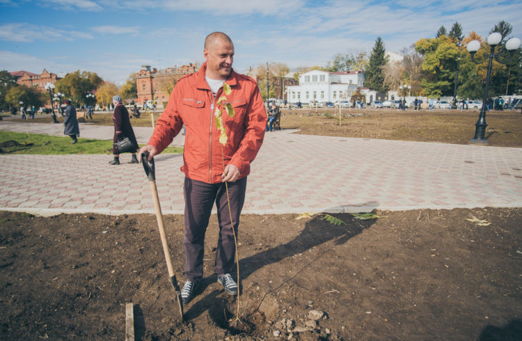 Около 500 человек пришли сегодня посадить деревья в районе Тайваня