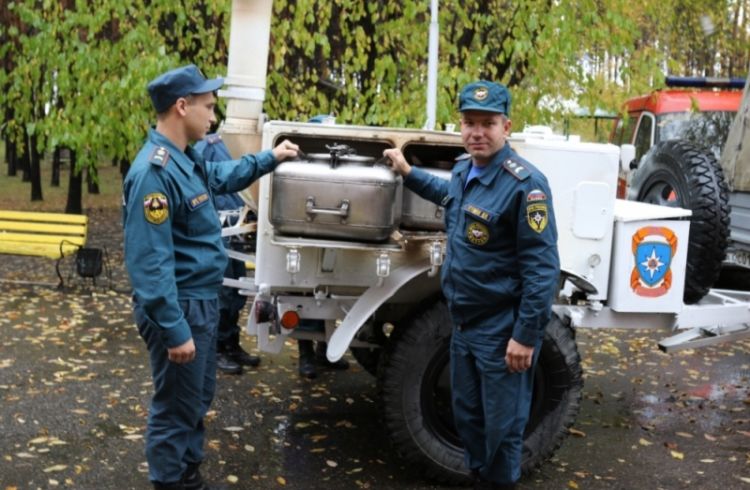 Благовещенские пожарные накормили 200 пенсионеров гречневой кашей