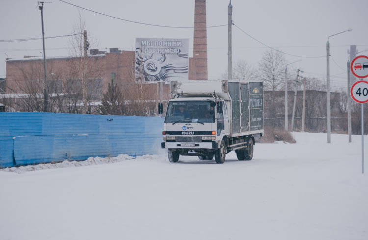 Водителей просят убирать автомобили с проезжей части и обочин в ночное время