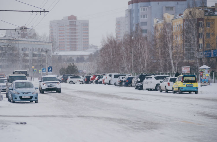 Водителей просят убирать автомобили с проезжей части и обочин в ночное время