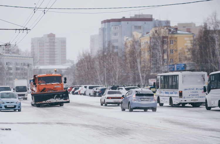 Водителей просят убирать автомобили с проезжей части и обочин в ночное время