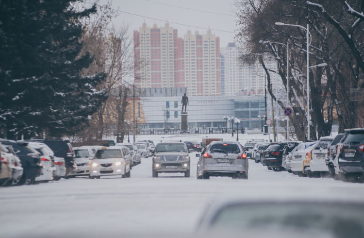 Водителей просят убирать автомобили с проезжей части и обочин в ночное время