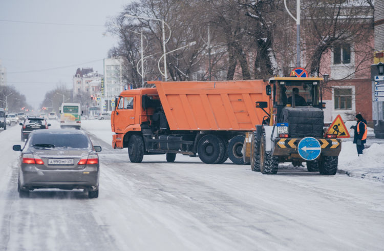 Водителей просят убирать автомобили с проезжей части и обочин в ночное время