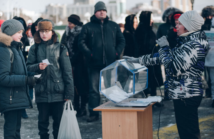 Около 200 благовещенцев «вышли гулять» на набережную Амура