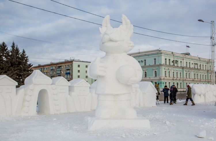 На главной площади Благовещенска установили новогоднюю елку