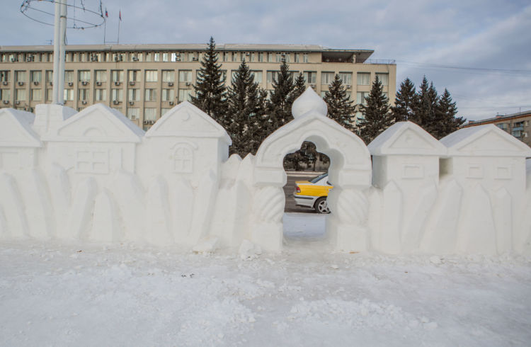 На главной площади Благовещенска установили новогоднюю елку