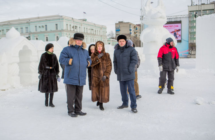 На главной площади Благовещенска установили новогоднюю елку