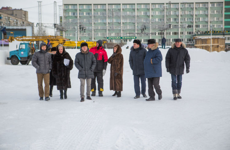 На главной площади Благовещенска установили новогоднюю елку