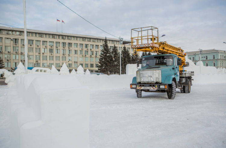 На главной площади Благовещенска установили новогоднюю елку