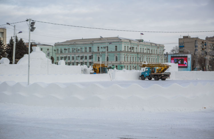 На главной площади Благовещенска установили новогоднюю елку