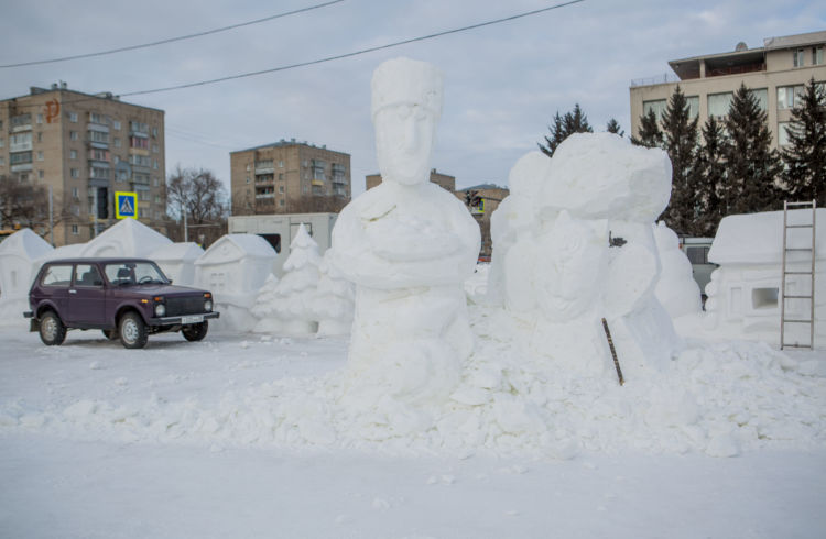 На главной площади Благовещенска установили новогоднюю елку