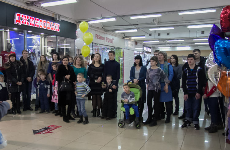 В «Островах» появились новогодние фотографии семей с особенными детьми