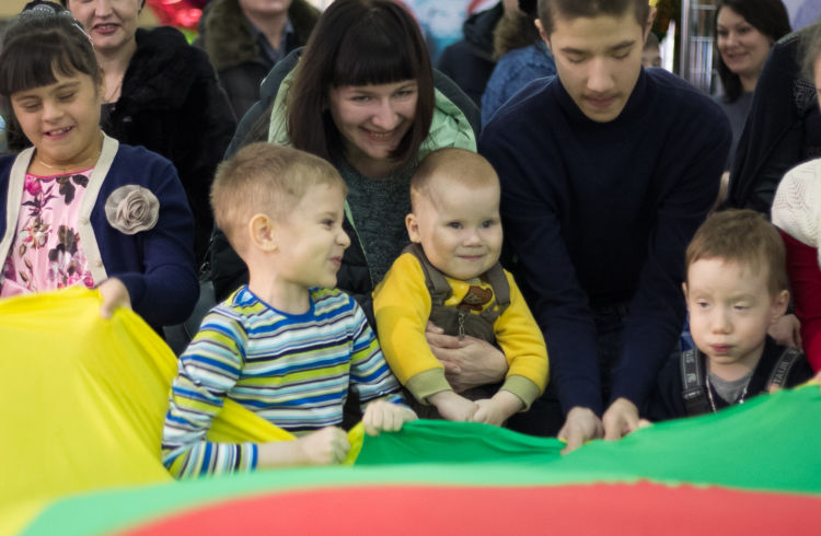 В «Островах» появились новогодние фотографии семей с особенными детьми